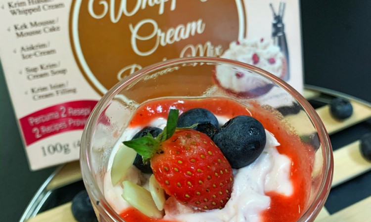 SNOW WHIP CREAMY STRAWBERRY MOUSSE