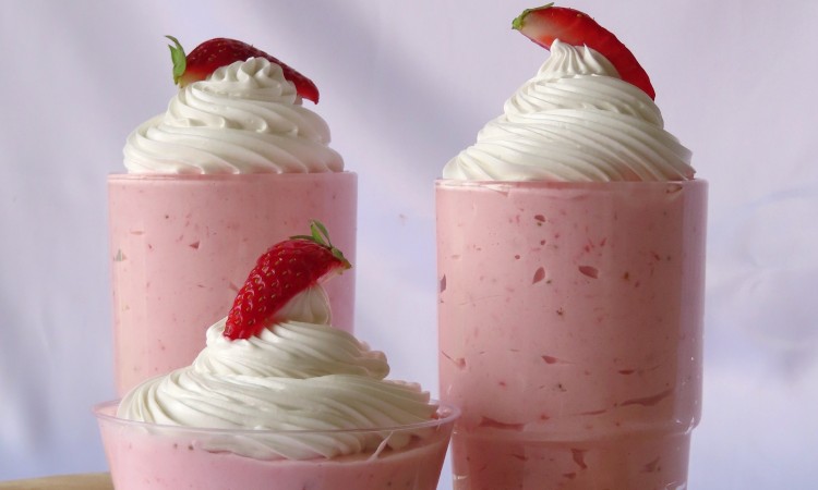 SNOW WHIP CREAMY STRAWBERRY MOUSSE WITH GELATIN